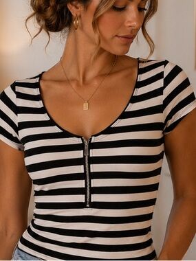 GUESS Y2K Black & White Striped Zip Front Fitted Tee | 2010s Stretch Top